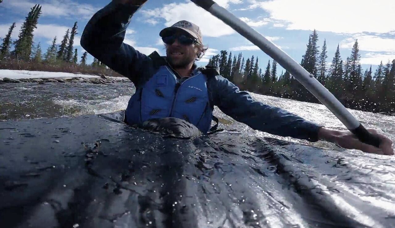 Jessie Holmes desaf&iacute;a las peligrosas aguas del r&iacute;o de Alaska en una arriesgada traves&iacute;a en kayak