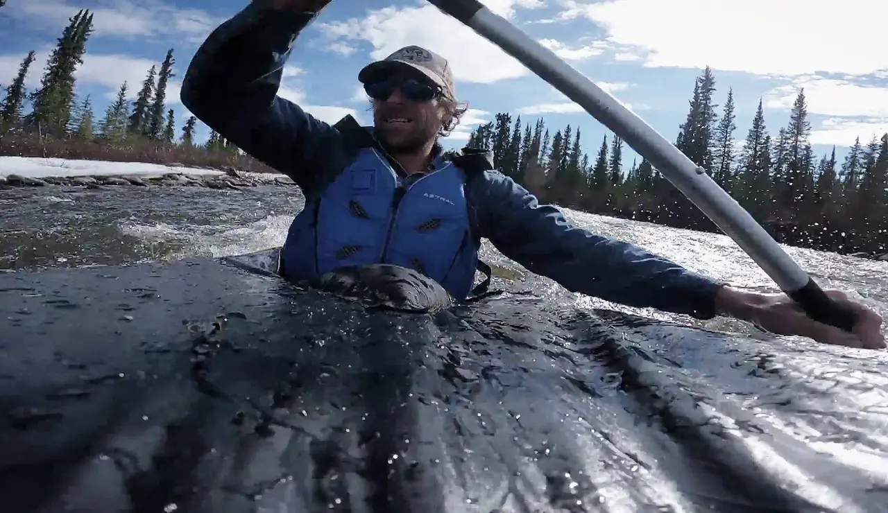 Jessie Holmes desafía las peligrosas aguas del río de Alaska en una arriesgada travesía en kayak