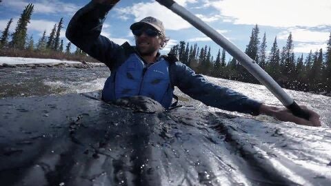 Jessie Holmes desaf&iacute;a las peligrosas aguas del r&iacute;o de Alaska en una arriesgada traves&iacute;a en kayak