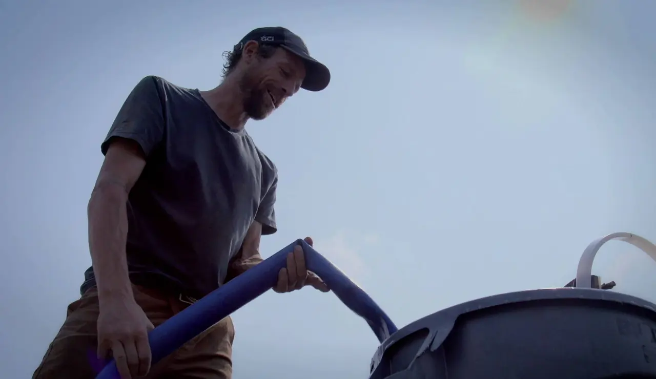 Jessie Holmes pone a prueba una potente bomba para construir una piscina de agua fría junto a su sauna