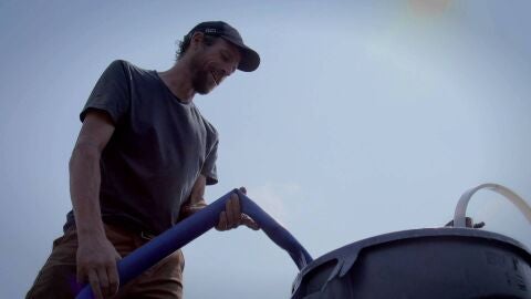 Jessie Holmes pone a prueba una potente bomba para construir una piscina de agua fr&iacute;a junto a su sauna 