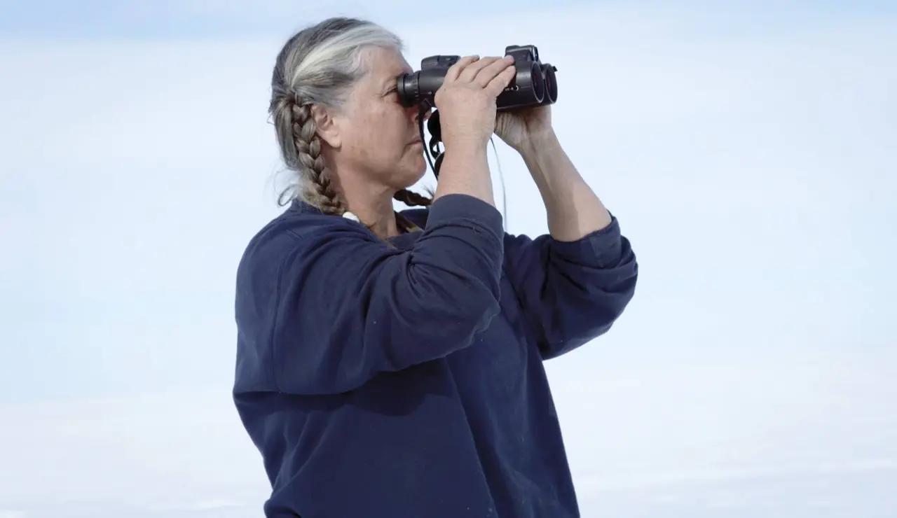 Sue Aikens encuentra unas huellas enormes de un carcayú cerca de su campamento