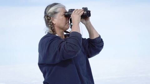 Sue Aikens encuentra unas huellas enormes de un carcay&uacute; cerca de su campamento