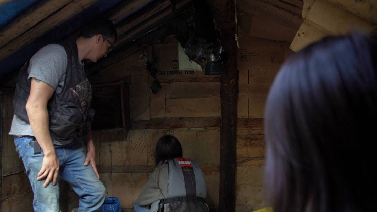 Ricko Dewilde se emociona al regresar con sus hijas a la caba&ntilde;a de sus padres y hermano fallecidos