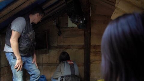 Ricko Dewilde se emociona al regresar con sus hijas a la caba&ntilde;a de sus padres y hermano fallecidos