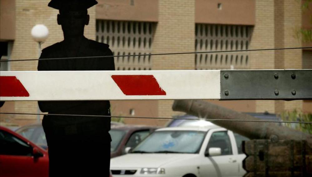 Un guardia civil custodia la entrada de la comandancia de Almería.