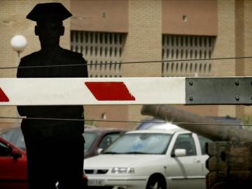 Un guardia civil custodia la entrada de la comandancia de Almería.