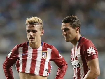 Griezmann dialoga con Koke Griezmann dialoga con Koke