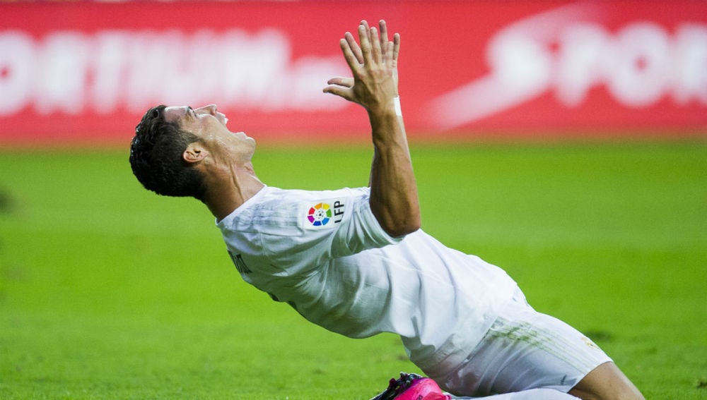 Cristiano Ronaldo se lamenta tras fallar una ocasión de gol
