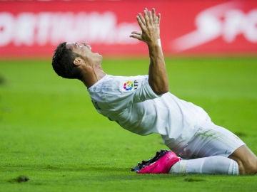 Cristiano Ronaldo se lamenta tras fallar una ocasión de gol