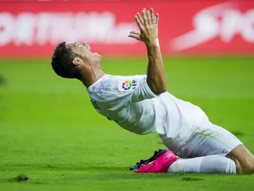 Cristiano Ronaldo se lamenta tras fallar una ocasión de gol Cristiano Ronaldo se lamenta tras fallar una ocasión de gol