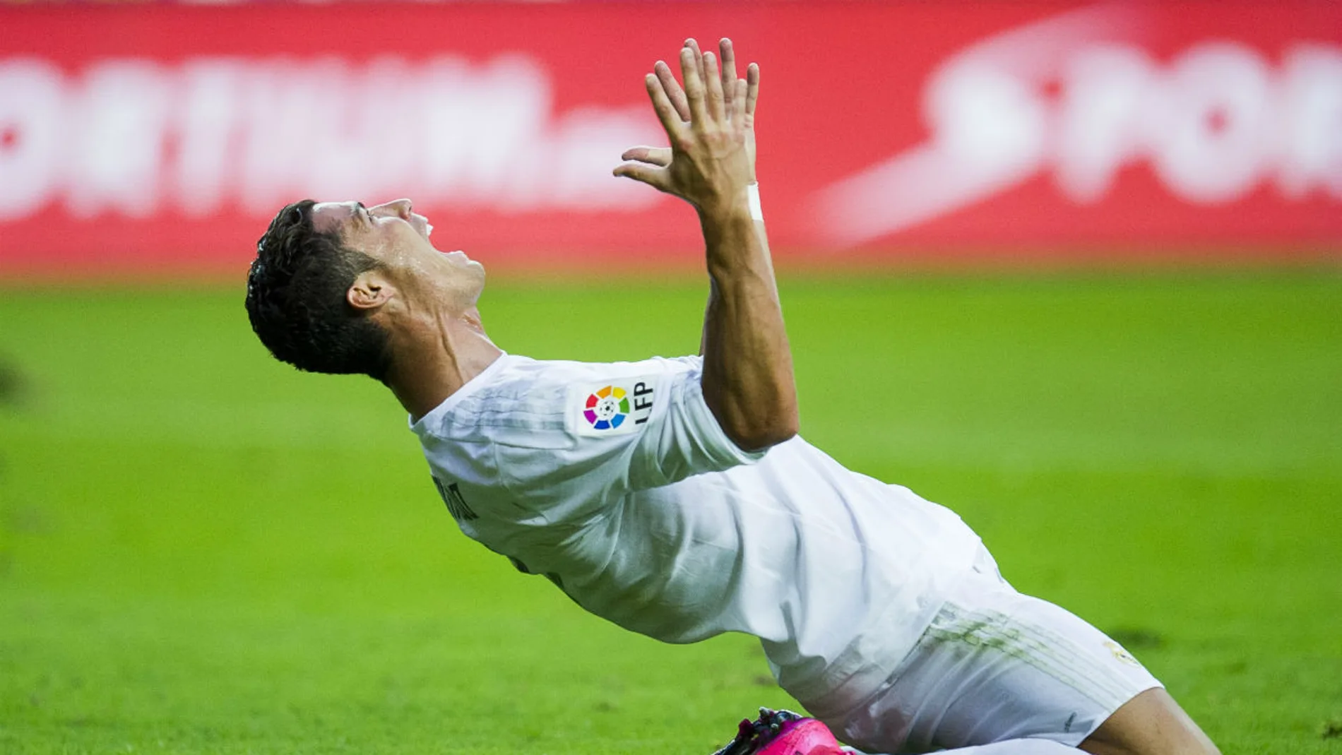 Cristiano Ronaldo se lamenta tras fallar una ocasión de gol
