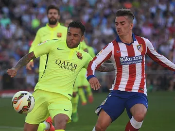 Dani Alves y Antoine Girezmann Dani Alves y Antoine Girezmann