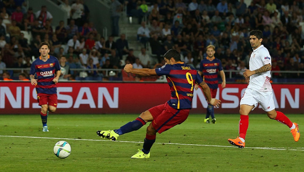 Luis Suárez chuta a portería