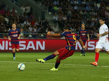 Luis Suárez chuta a portería Luis Suárez chuta a portería