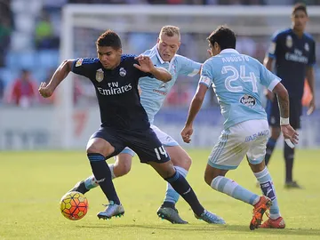 Casemiro sortea a dos rivales del Celta de Vigo Casemiro sortea a dos rivales del Celta de Vigo