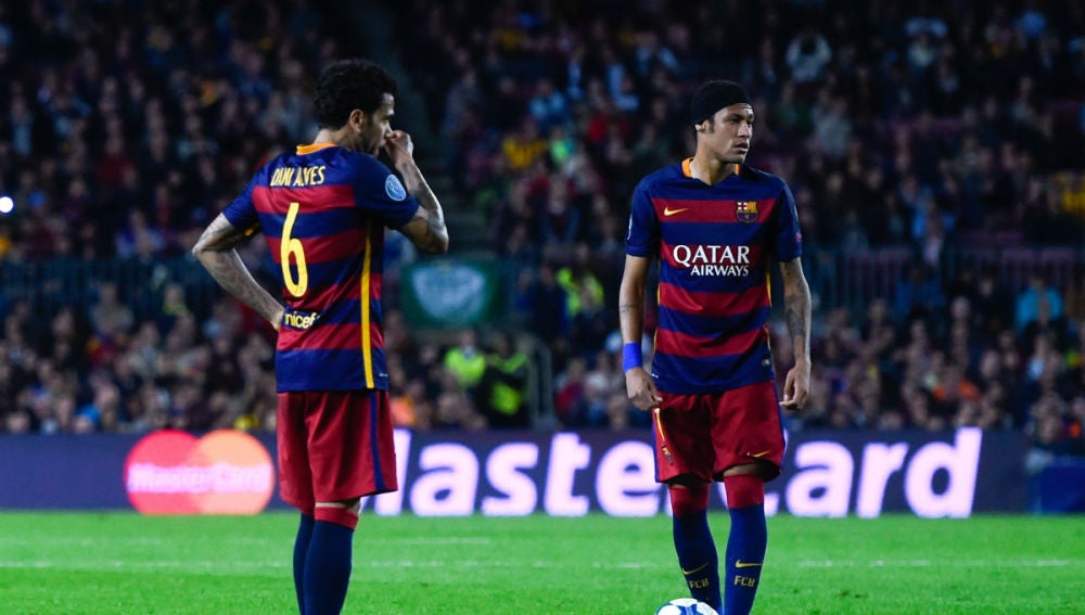 Alves conversa con Neymar durante un partido del FC Barcelona