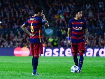 Alves conversa con Neymar durante un partido del FC Barcelona