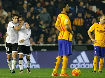 Los jugadores del Valencia celebran ante los jugadores del Barça Los jugadores del Valencia celebran ante los jugadores del Barça