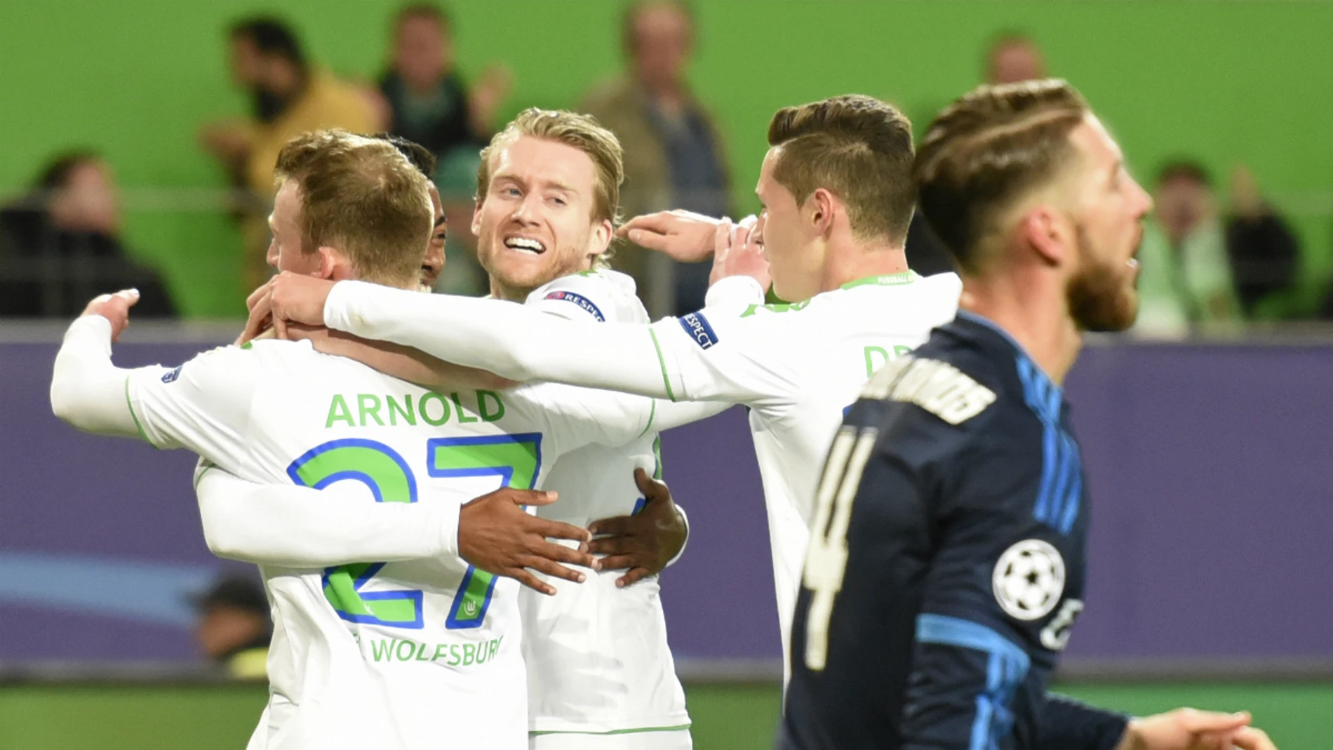 Los jugadores del Wolfsburgo celebran el gol de Arnold