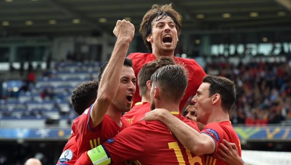 Los jugadores de España celebran el gol ante la República Checa