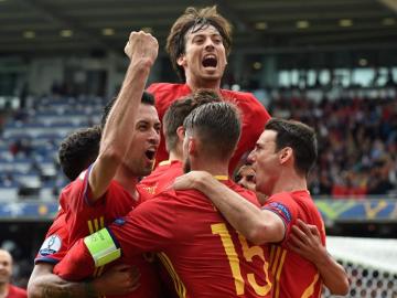 Los jugadores de España celebran el gol ante la República Checa