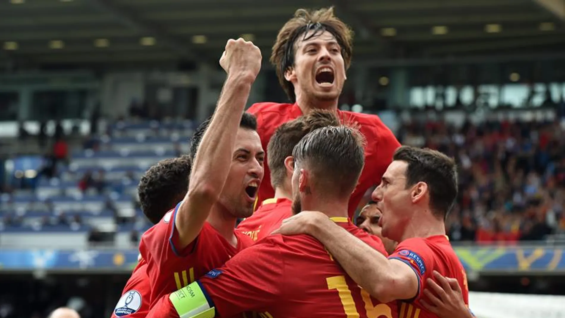 Los jugadores de España celebran el gol ante la República Checa