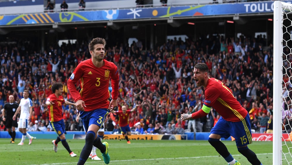 Piqué celebra su gol ante Cech