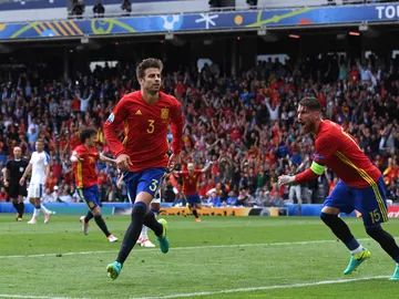 Piqué celebra su gol ante Cech Piqué celebra su gol ante Cech