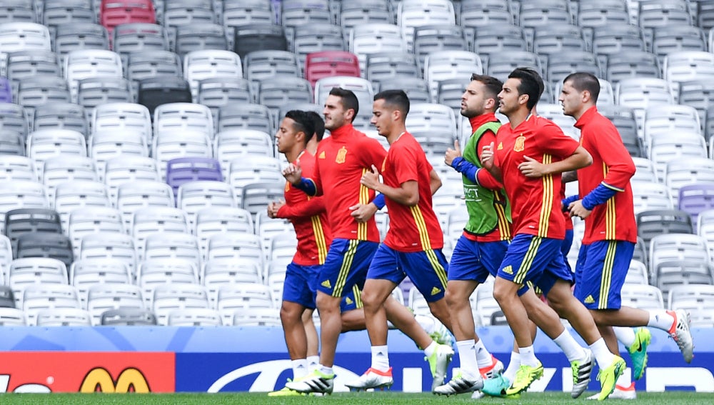 Los jugadores de la selección española entrenando