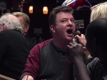 Frame 129.414918 de: Un negocio erótico detrás de la barra de un bar Frame 129.414918 de: Un negocio erótico detrás de la barra de un bar