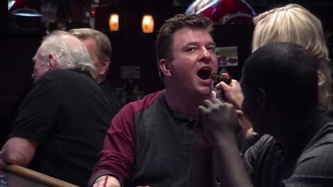 Frame 129.414918 de: Un negocio er&oacute;tico detr&aacute;s de la barra de un bar