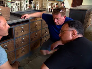 El liquidador recibe muebles podridos  El liquidador recibe muebles podridos