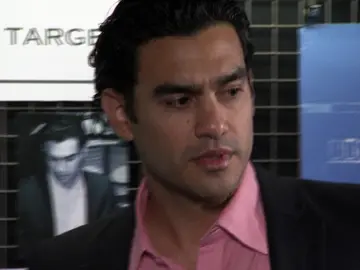 Pillado regalando comida gratis a las clientas guapas Pillado regalando comida gratis a las clientas guapas