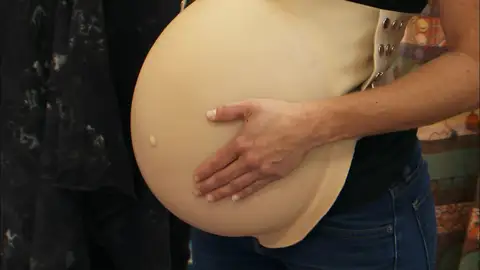 Mary se hace con una barriga postiza abandonada en un trastero Mary se hace con una barriga postiza abandonada en un trastero