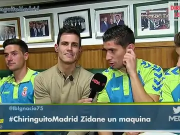 Edu Aguirre, con los jugadores de la Cultural Leonesa Edu Aguirre, con los jugadores de la Cultural Leonesa