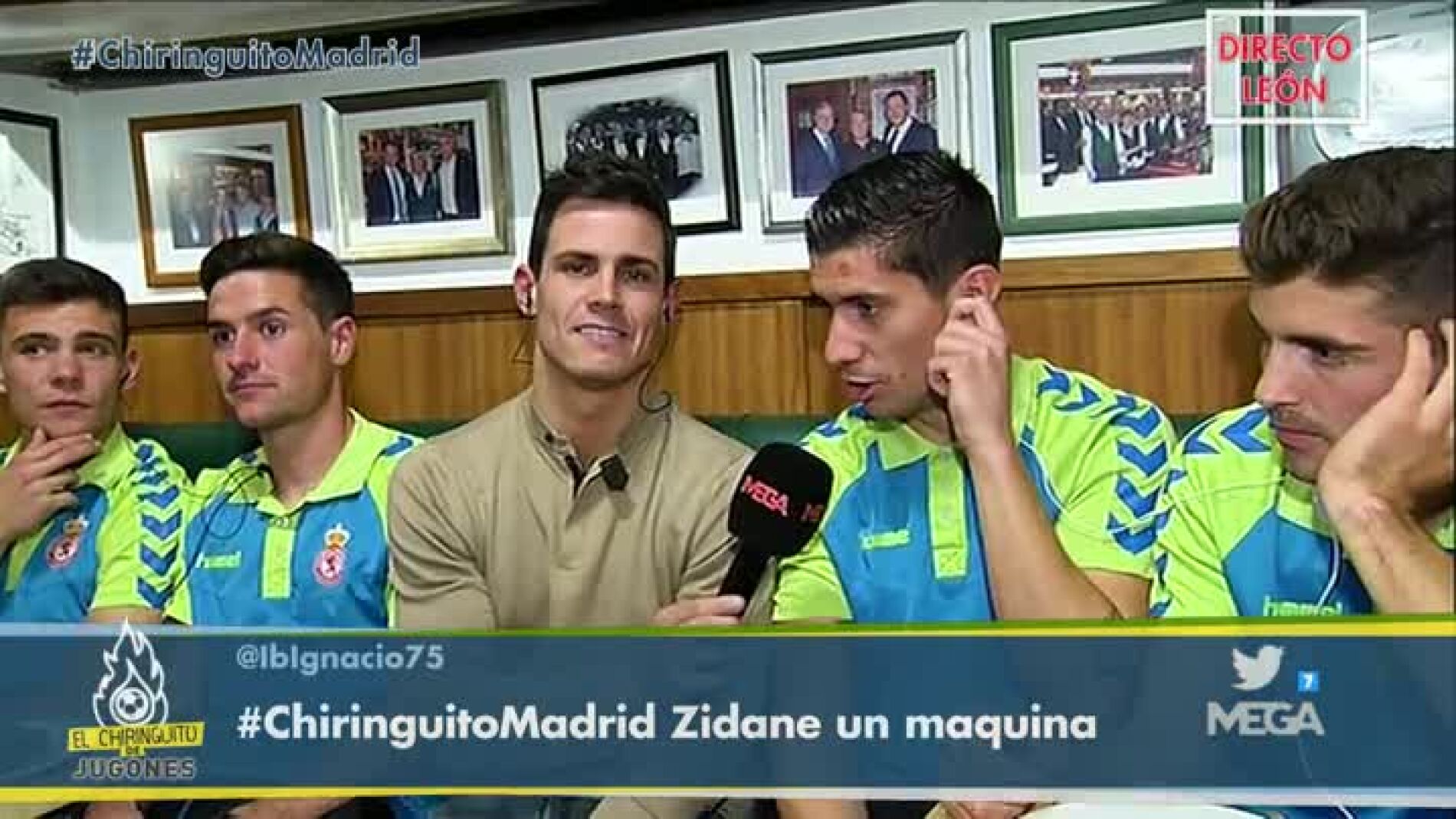 Edu Aguirre, con los jugadores de la Cultural Leonesa