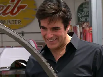 Frame 39.621199 de: David Copperfield le hace un encargo mágico a Rick Frame 39.621199 de: David Copperfield le hace un encargo mágico a Rick