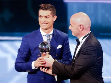 Cristiano Ronaldo recibiendo el premio 'The Best' a 'Mejor Jugador' por la FIFA