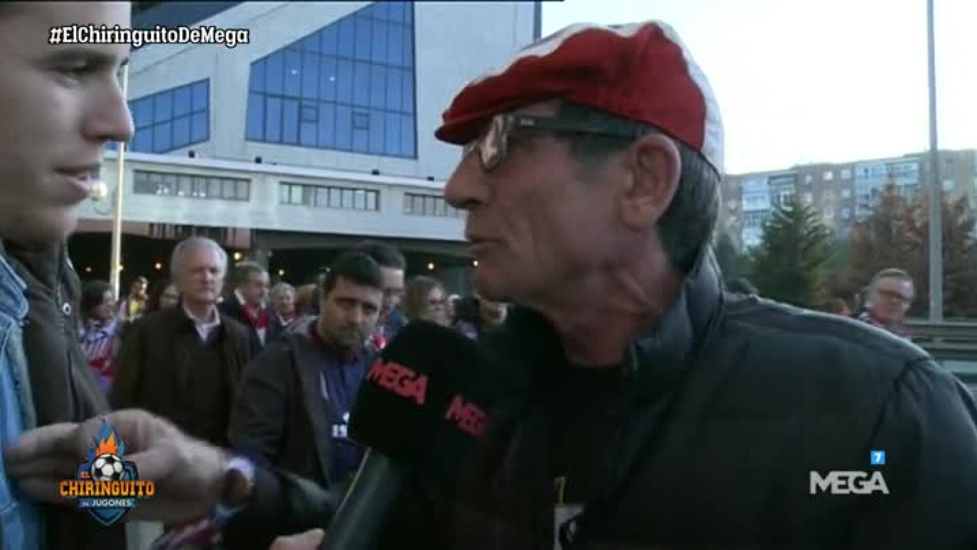 La afici&oacute;n del Atleti, enfadada con el &aacute;rbitro