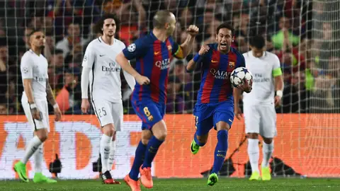 Neymar e Iniesta celebran el segundo gol ante el PSG Neymar e Iniesta celebran el segundo gol ante el PSG