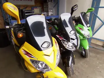 Frame 74.861787 de: Jeff hace un buen negocio a cuenta de unos cascos de moto Frame 74.861787 de: Jeff hace un buen negocio a cuenta de unos cascos de moto