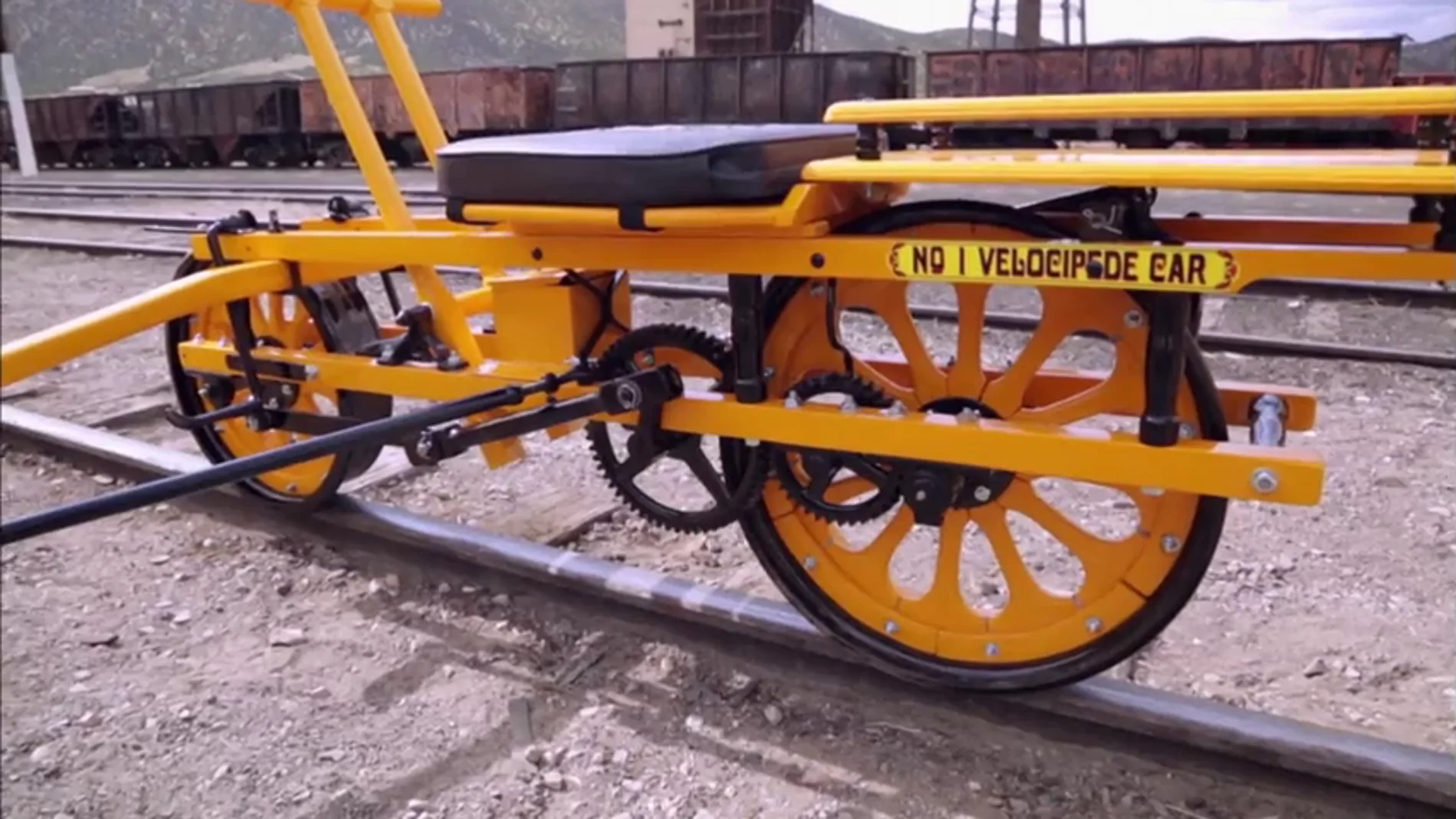 Frame 120.89 de: Rick restaura un velocípedo de más de 100 años de antigüedad