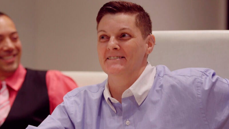 Una agente de policía se cuela en la cárcel