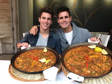 Álex Silvestre y Edu Aguirre comparten una paella  Álex Silvestre y Edu Aguirre comparten una paella