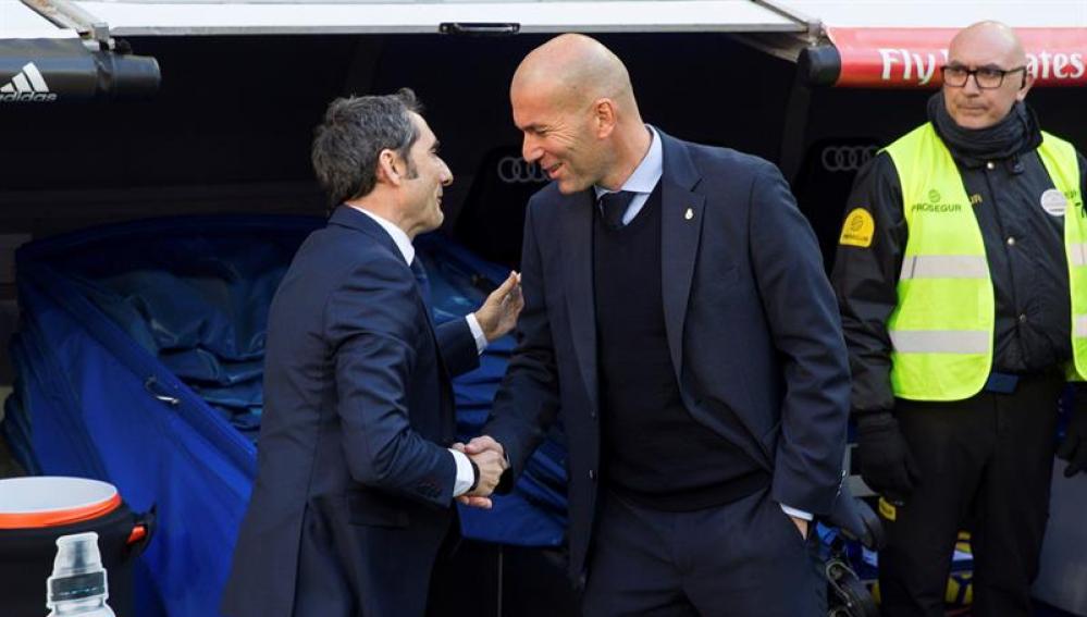 Zinedine Zidane y Ernesto Valverde se saludan en el Santiago Bernabéu.