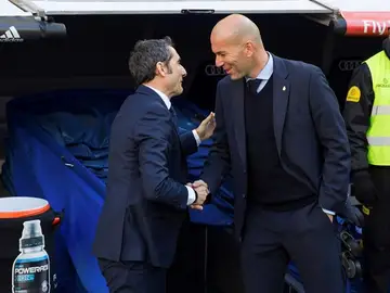 Zinedine Zidane y Ernesto Valverde se saludan en el Santiago Bernabéu. Zinedine Zidane y Ernesto Valverde se saludan en el Santiago Bernabéu.
