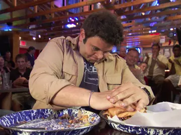 El reto de comerse más de 2 kilos de carne y queso El reto de comerse más de 2 kilos de carne y queso