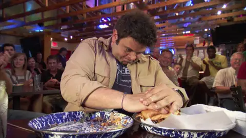 El reto de comerse más de 2 kilos de carne y queso El reto de comerse más de 2 kilos de carne y queso
