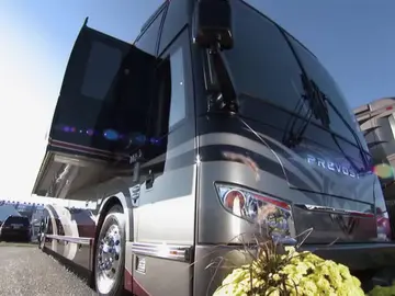 Un autocar convertido en una supercaravana para las carreras Un autocar convertido en una supercaravana para las carreras